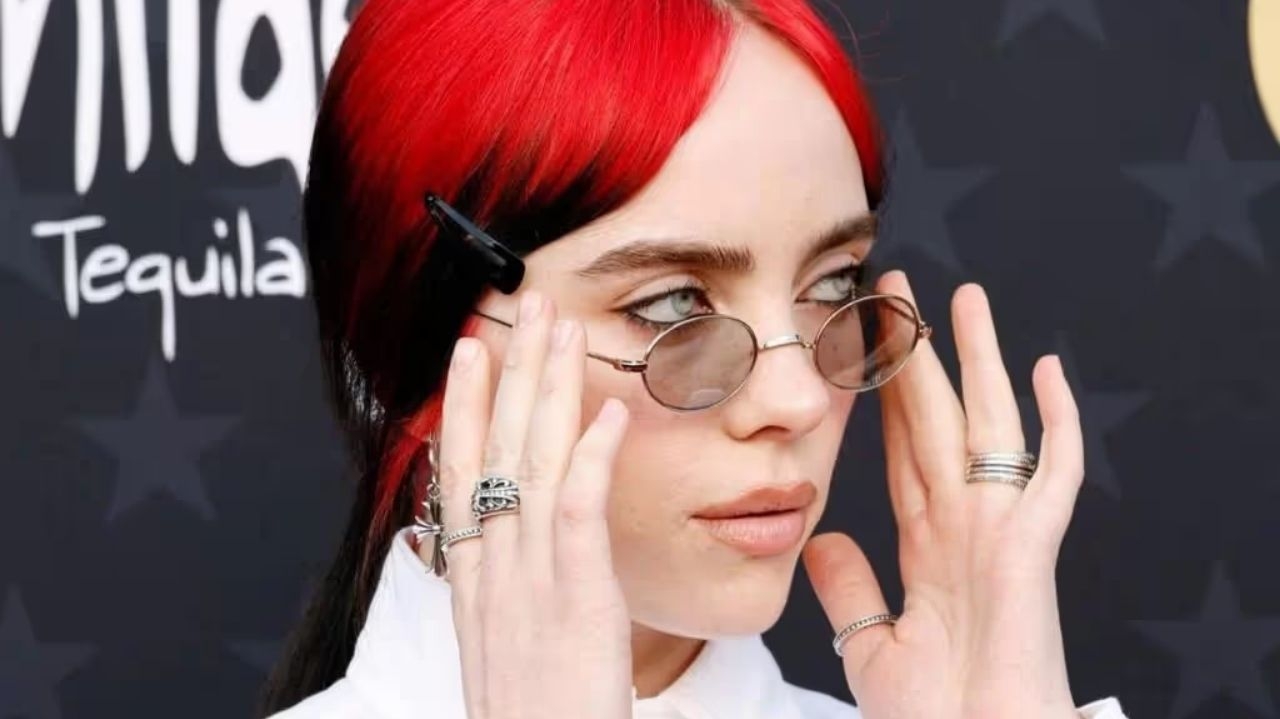 Billie Eilish chama atenção com visual no Critics Choice Awards 2024