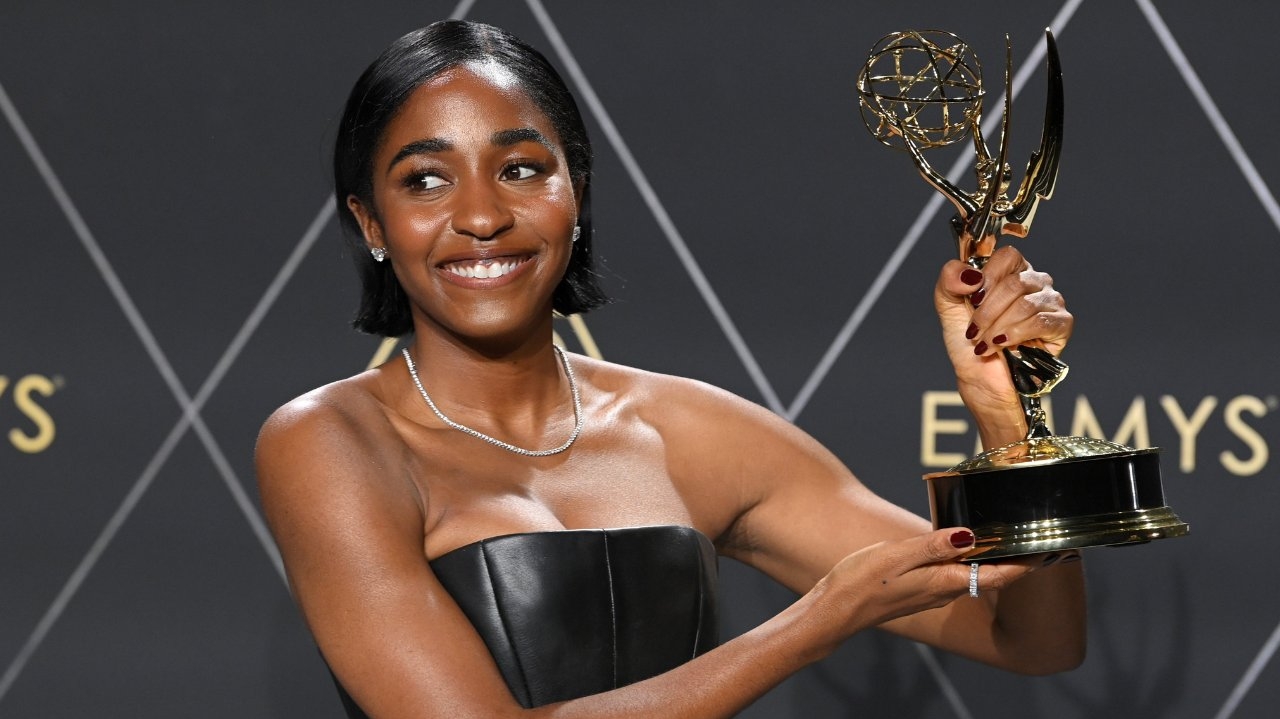 Emmy Awards: Ayo Edebiri vence a categoria Melhor Atriz Coadjuvante em Série de Comédia
