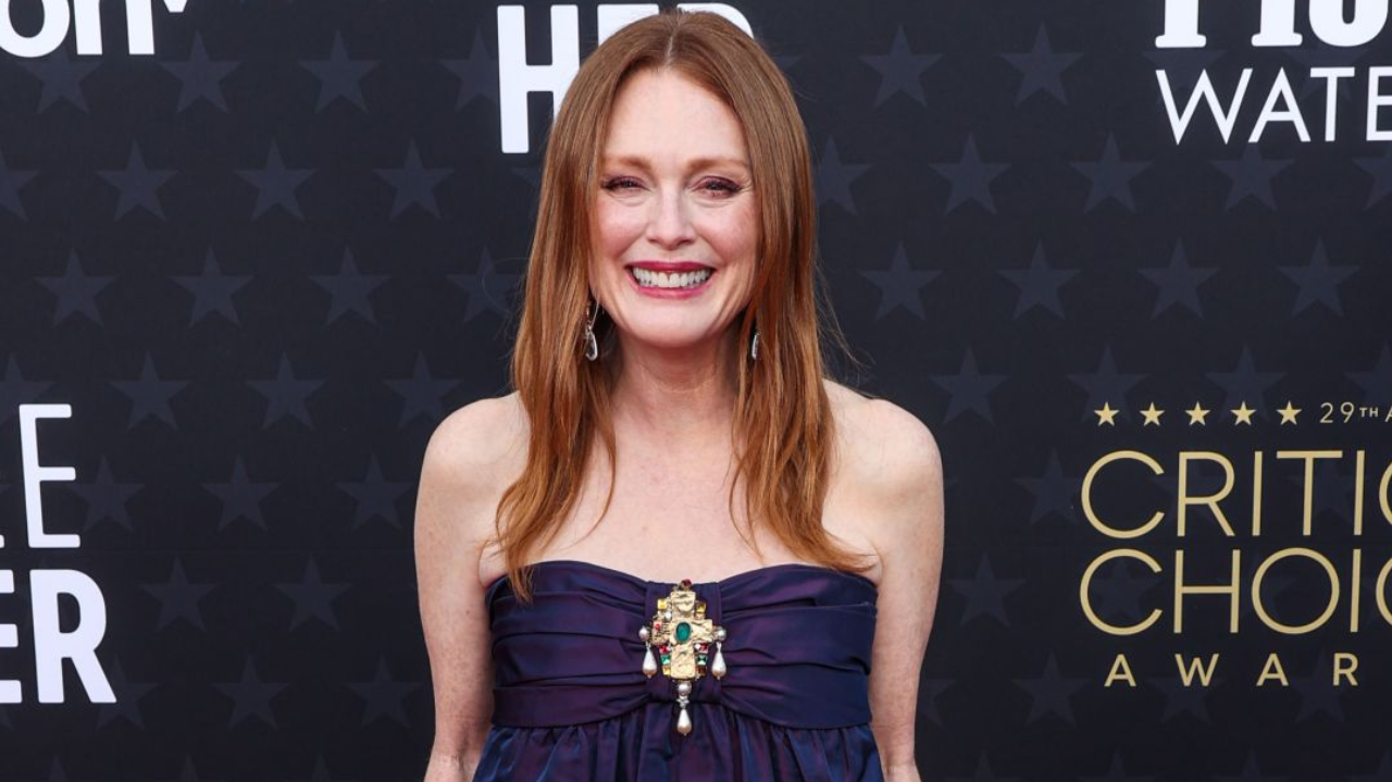 Julianne Moore chama a atenção no tapete vermelho com vestido Chanel