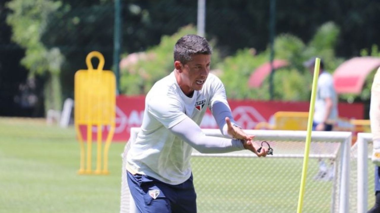 Técnico do São Paulo, Thiago Carpini, planeja integração estratégica de James Rodríguez na equipe