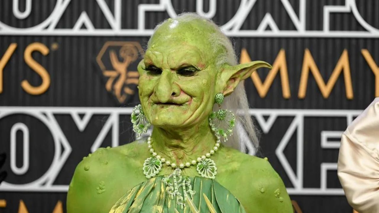 “Ela está de volta”:  saiba quem foi a personalidade destaque no 75º Emmy Awards vestida de duende verde