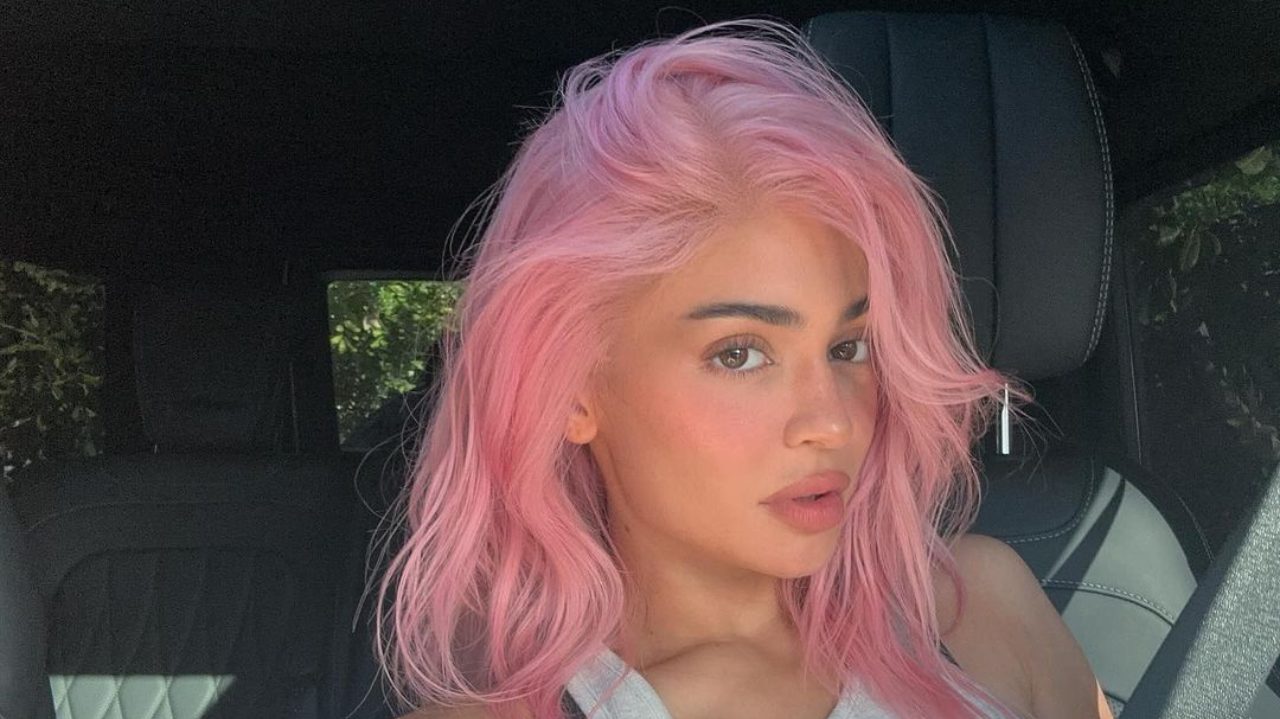 Kylie Jenner surpreende fãs e retorna com estilo usado em 2014