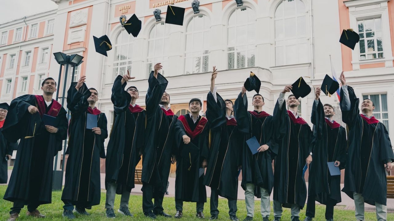 Famosos e os seus diplomas universitários