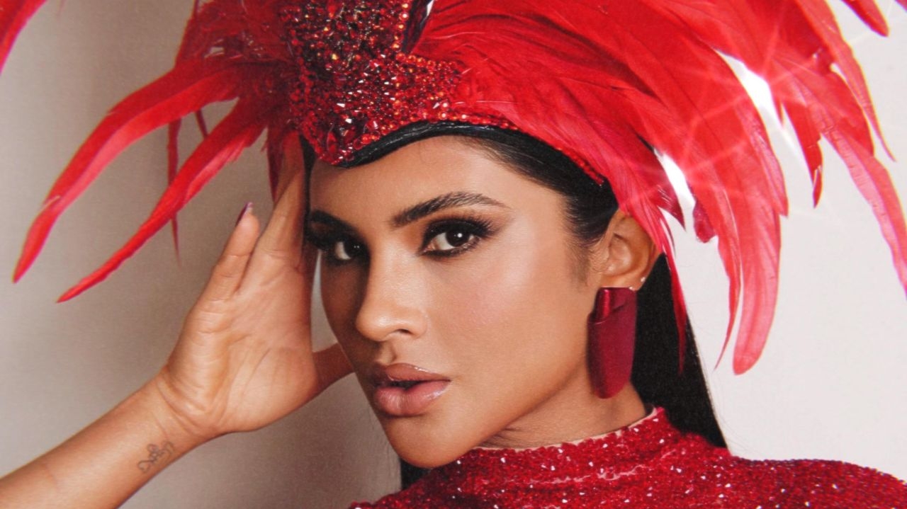 Mileide Mihaile deslumbra no ensaio da Grande Rio com look de 130 mil cristais