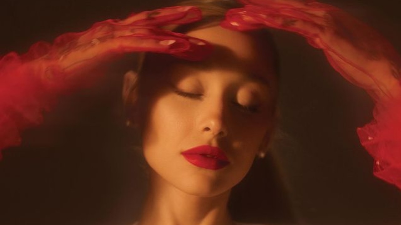 Ariana Grande anuncia lançamento do seu novo álbum para 8 de março