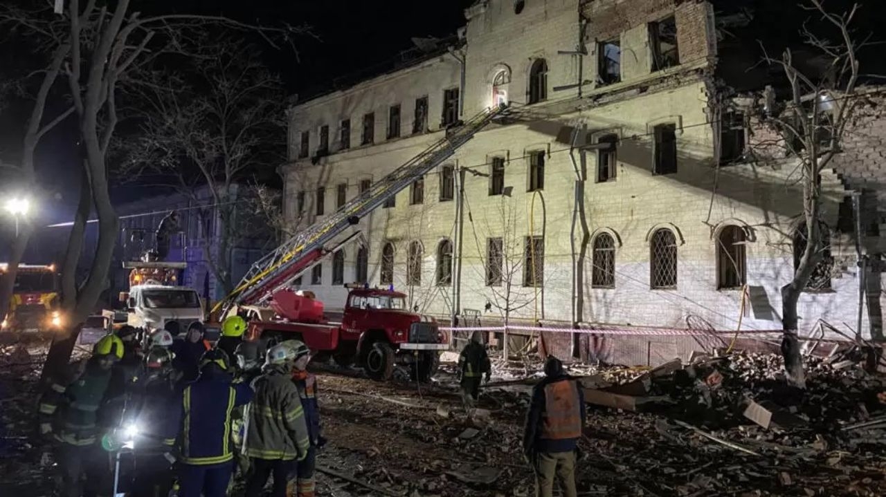 Cidade ucraniana, Kharkiv, sofre ataque russo e 17 pessoas ficam feridas