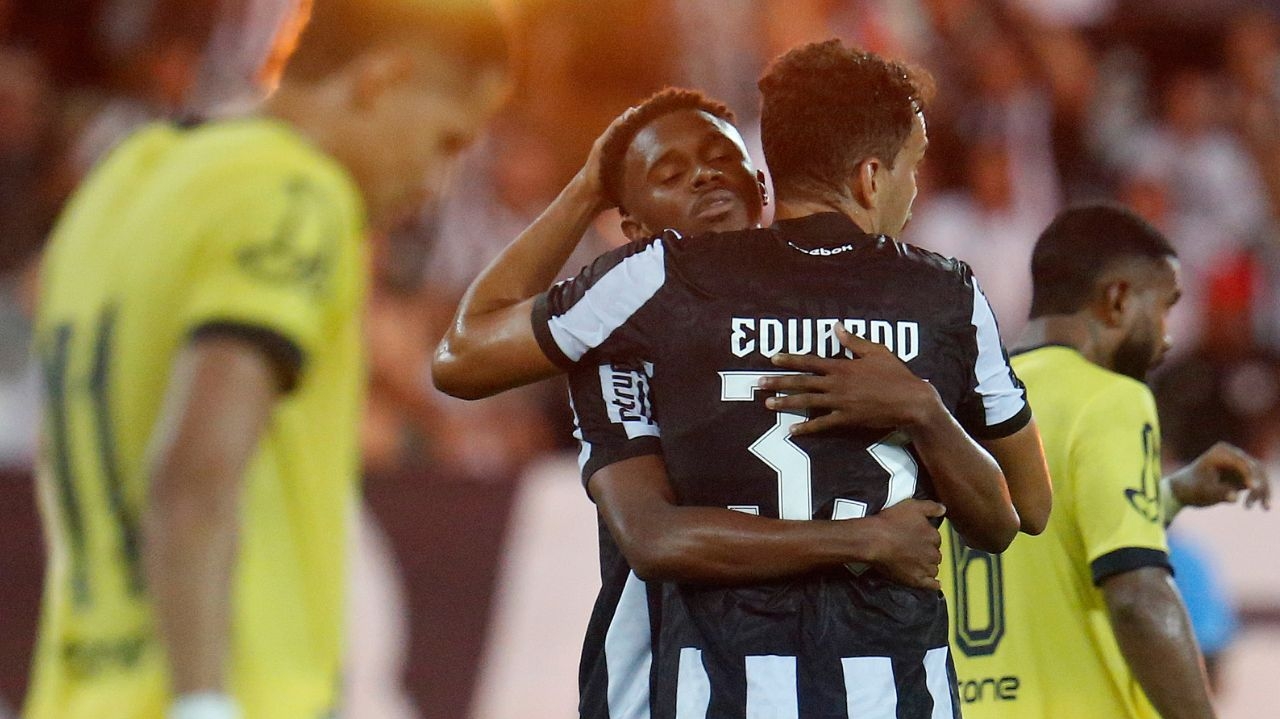 Botafogo vence, mas vaias a Marlon e Marçal ecoam no Nilton Santos