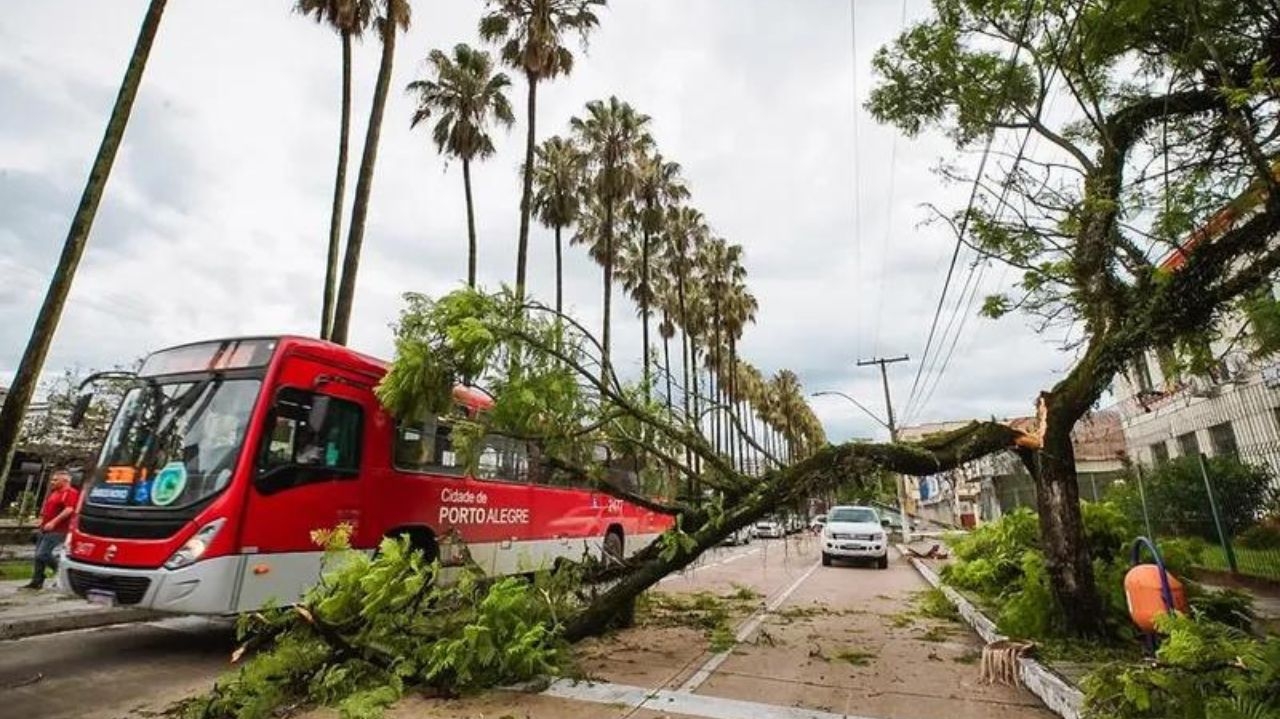 Quase dois dias depois da tempestade, RS ainda sofre com falta de energia