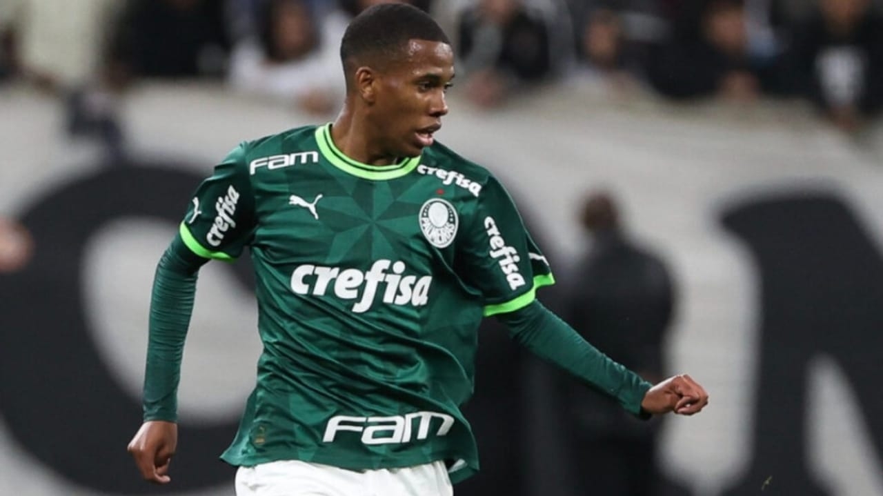 Palmeiras inclui Estêvão no elenco profissional do time