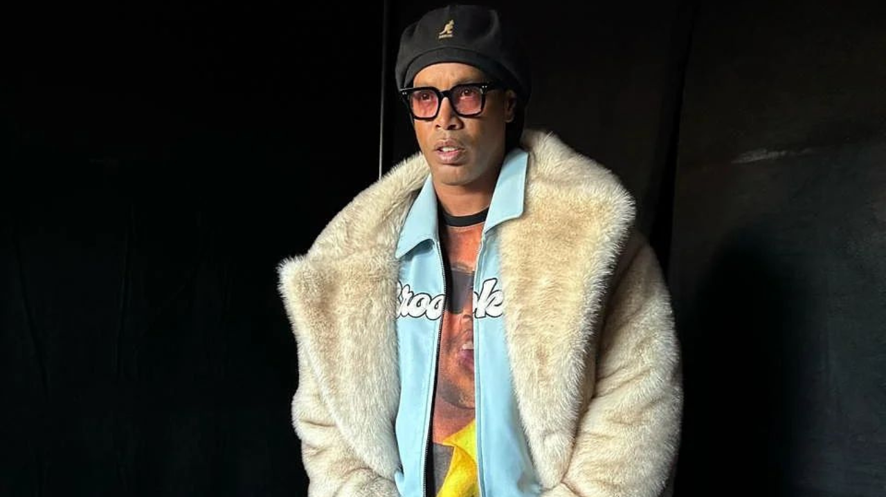 Ronaldinho Gaúcho mostra estilo em desfile de moda masculina em Paris
