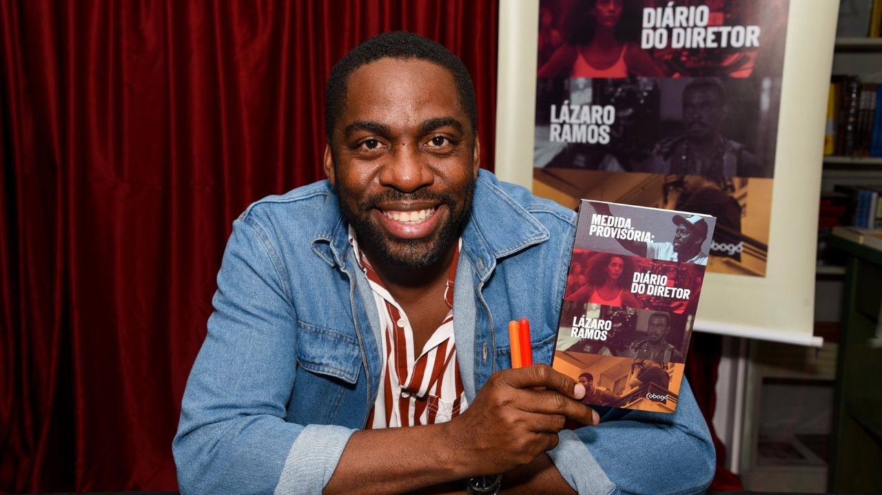 Lázaro Ramos sai do hospital em Salvador e fica em casa com sua família