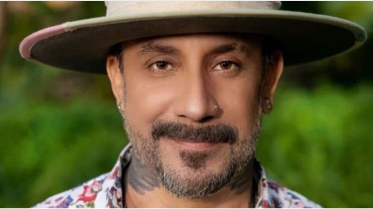 AJ McLean, integrante dos Backstreet Boys, surpreende ao dançar totalmente nu