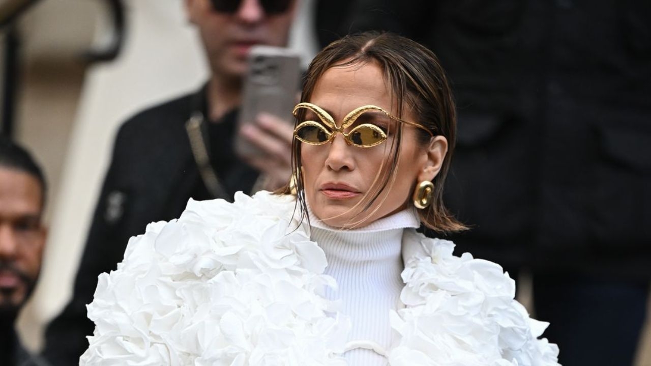 Confira a elegância de J.Lo e Zendaya na abertura da Semana de Alta Costura de Paris 2024