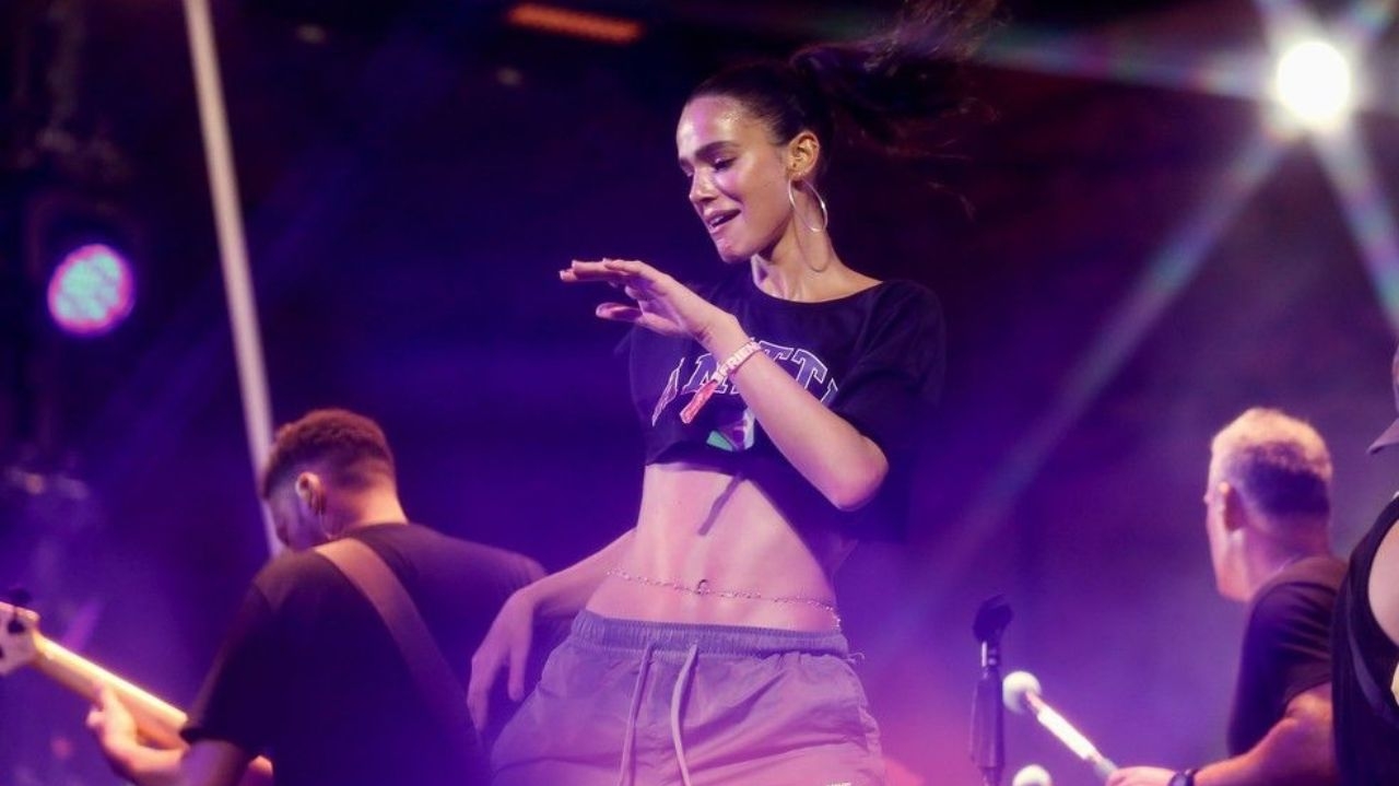 Bruna Marquezine exibe boa forma no ensaio do bloco de carnaval de Anitta