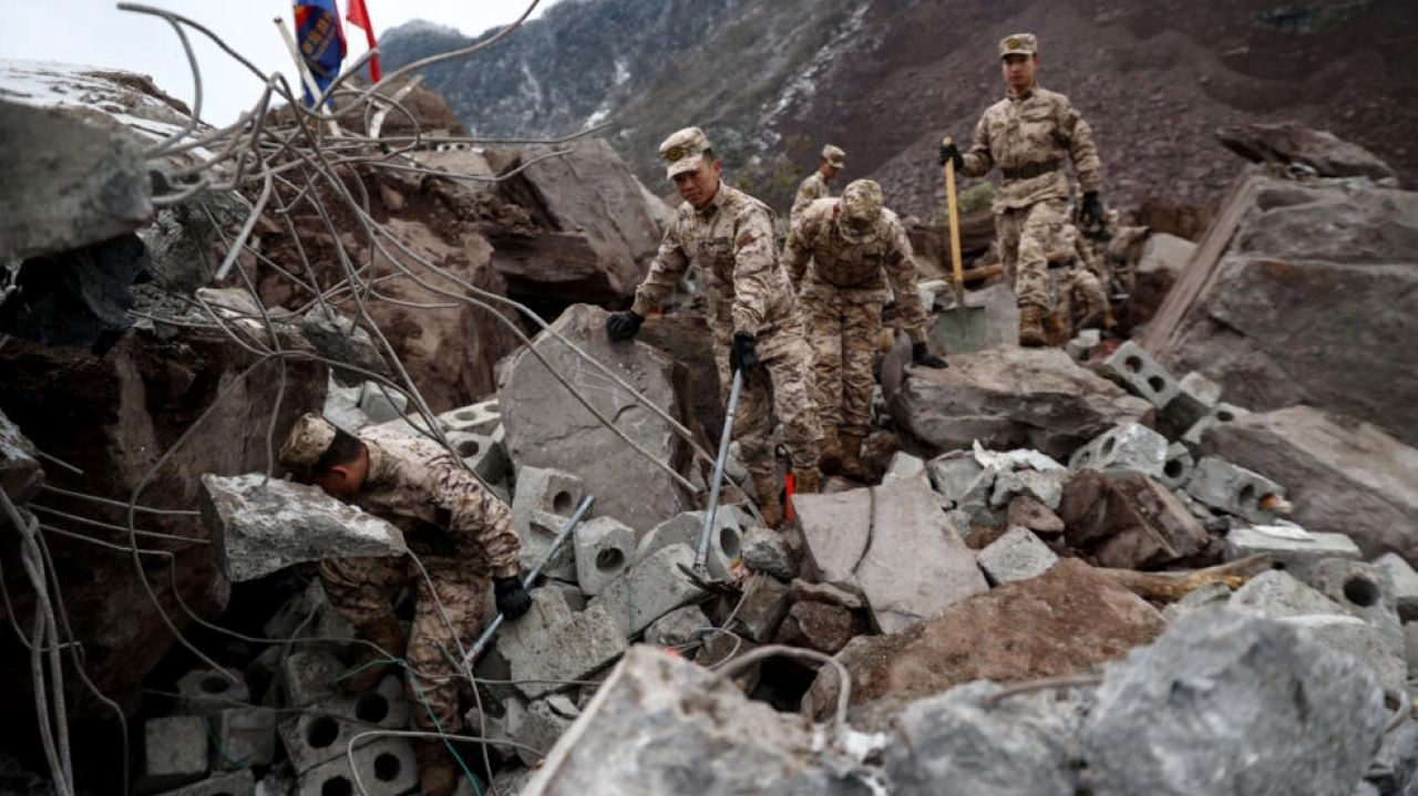 Deslizamento de terra mata oito pessoas e deixa outras 47 soterradas no sudoeste da China