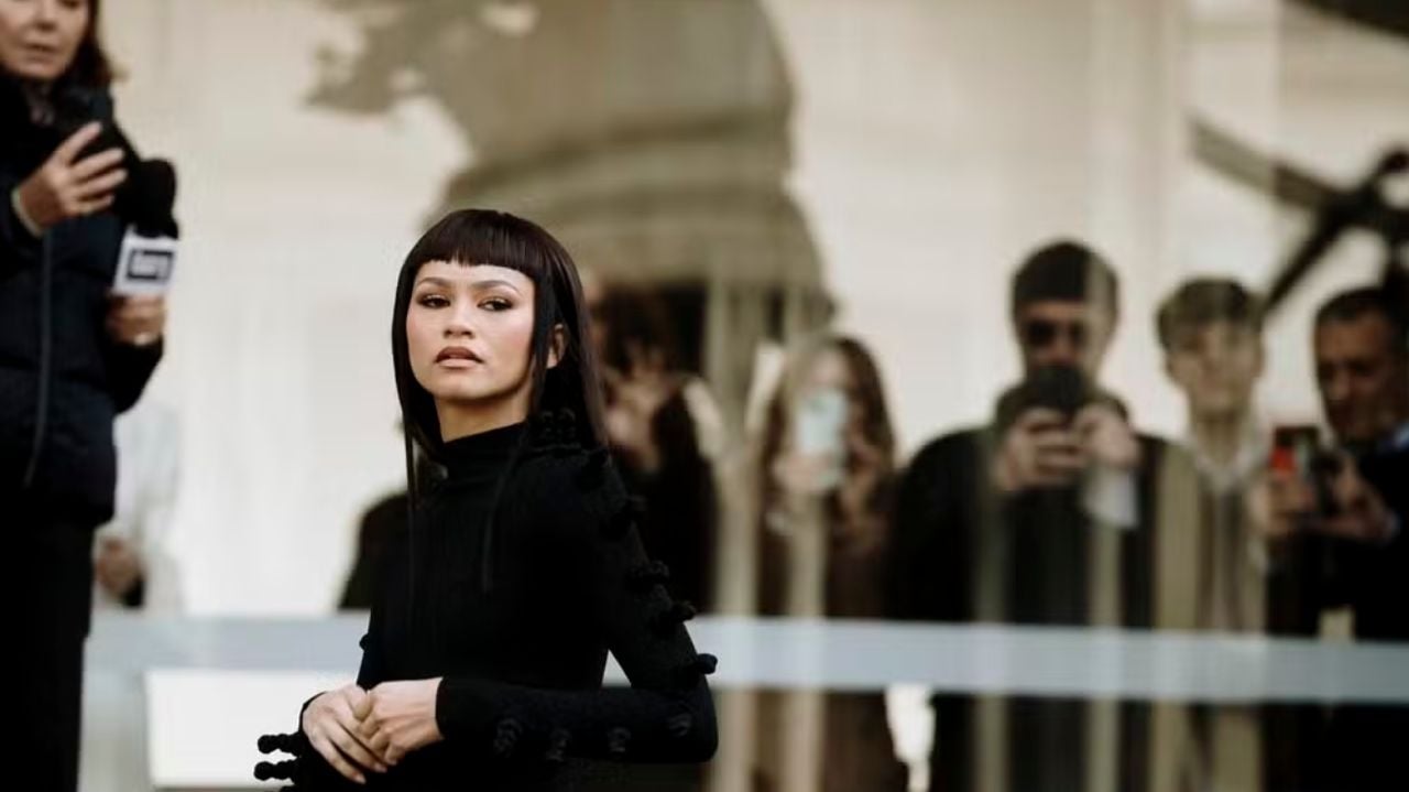Zendaya aparece com novo corte de cabelo na Semana de Alta Costura em Paris