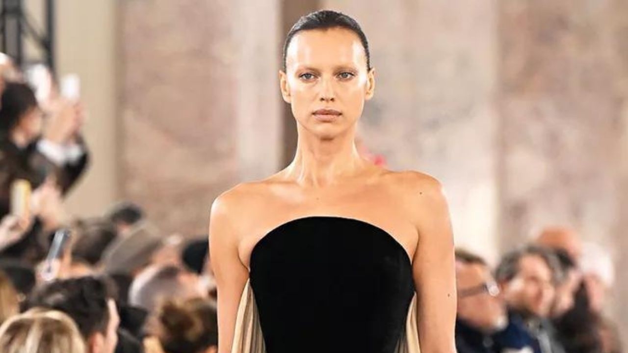 Supermodelo Irina Shayk desfila para Schiaparelli com as sobrancelhas totalmente cobertas