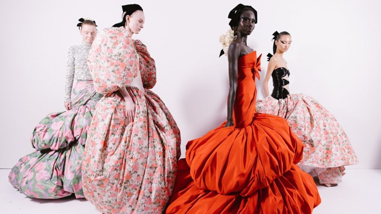 Giambattista Valli: coleção de verão 2024 é inspirada em flores e jardins