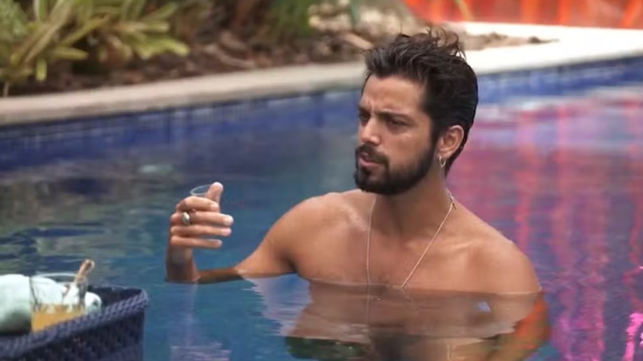 Rodrigo Simas fala sobre seu processo de aceitação da bissexualidade e os medos que tinha em relação a carreira