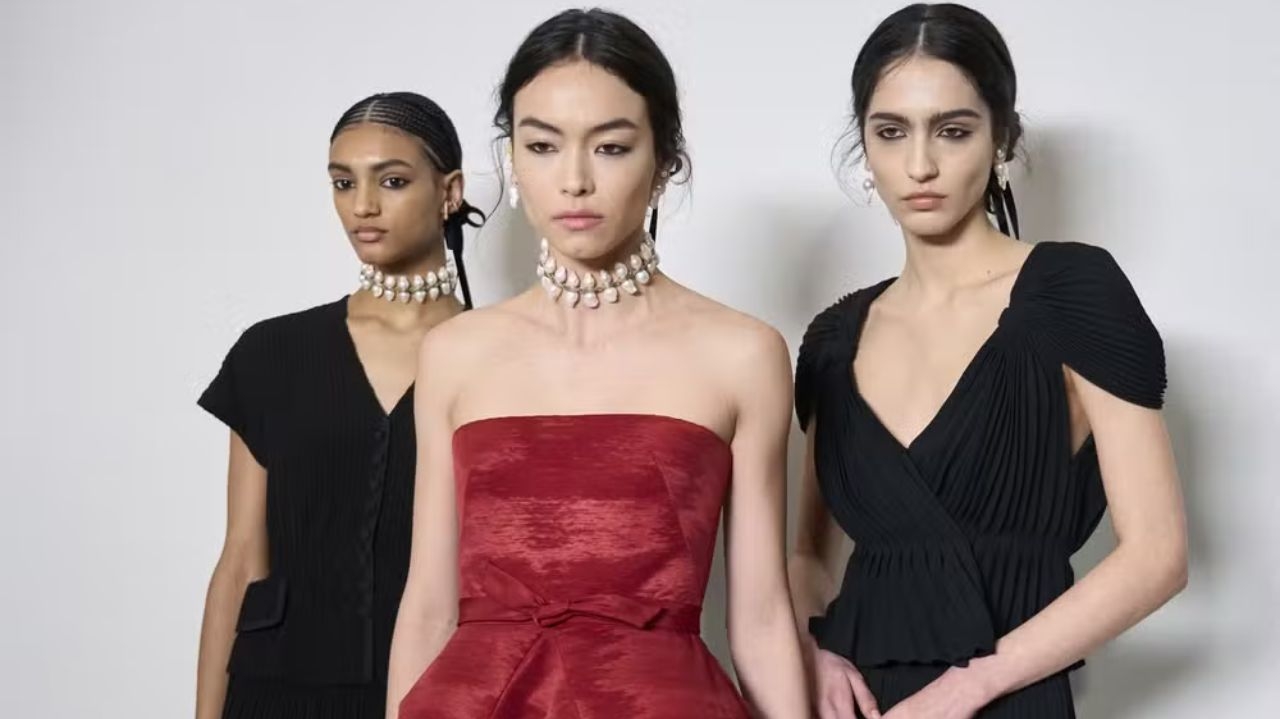 Desfile de verão 2024: alta-costura da Dior protagoniza o tecido moiré