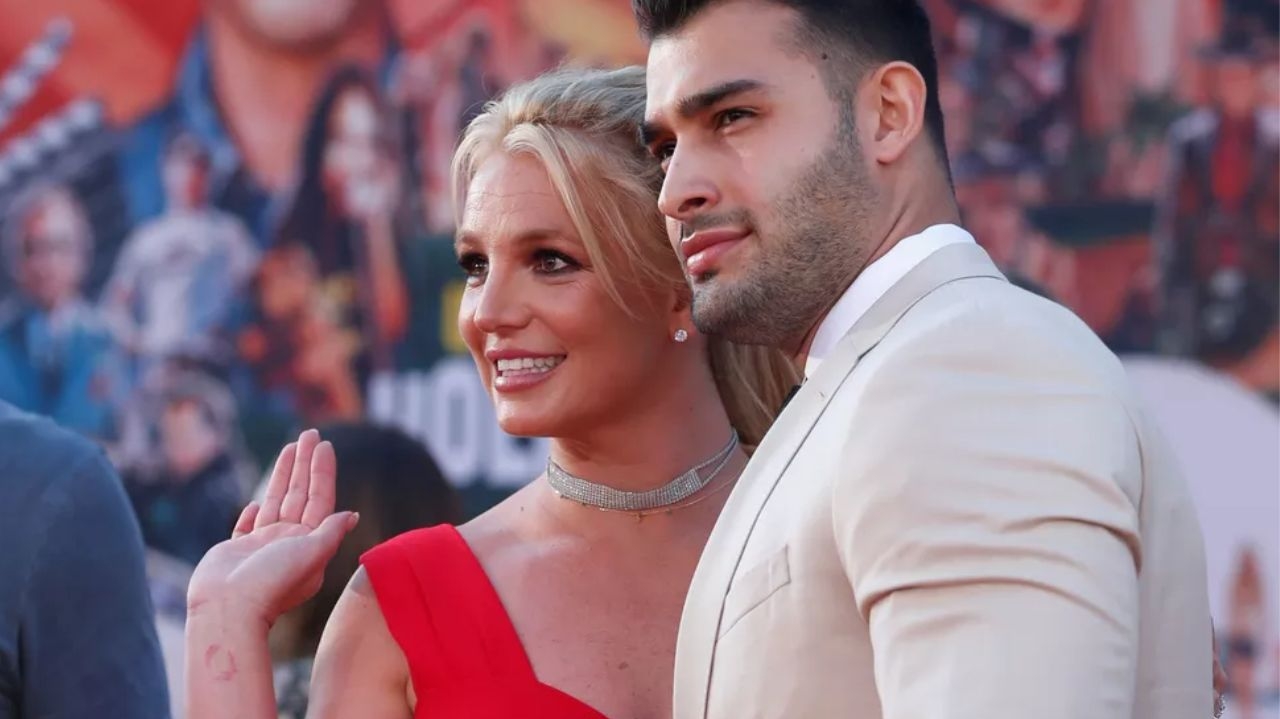 Sam Asghari, ex-marido de Britney Spears, recorre judicialmente por acordo pré-nupcial