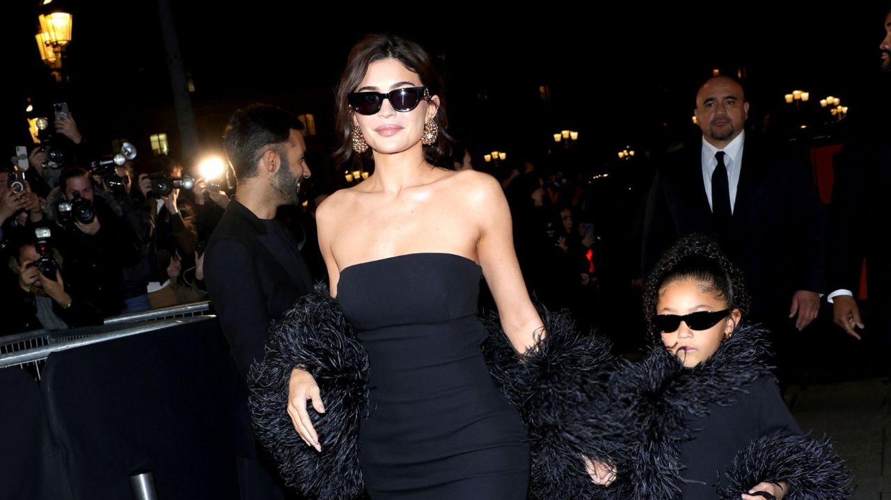 Kylie Jenner e sua filha Stormi marcam presença no desfile da Valentino