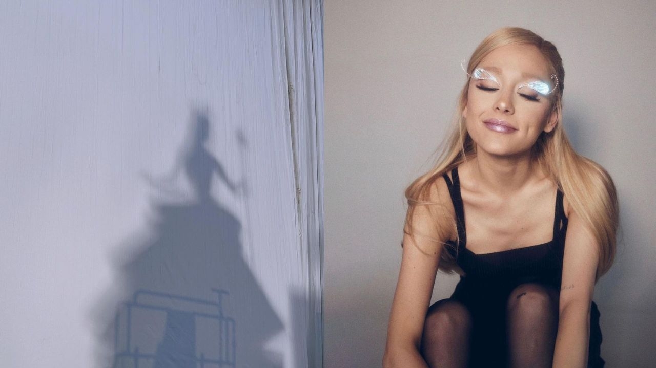 Em foto inédita de “Wicked”, Ariana Grande aparece sobre registro discreto de sua personagem no filme