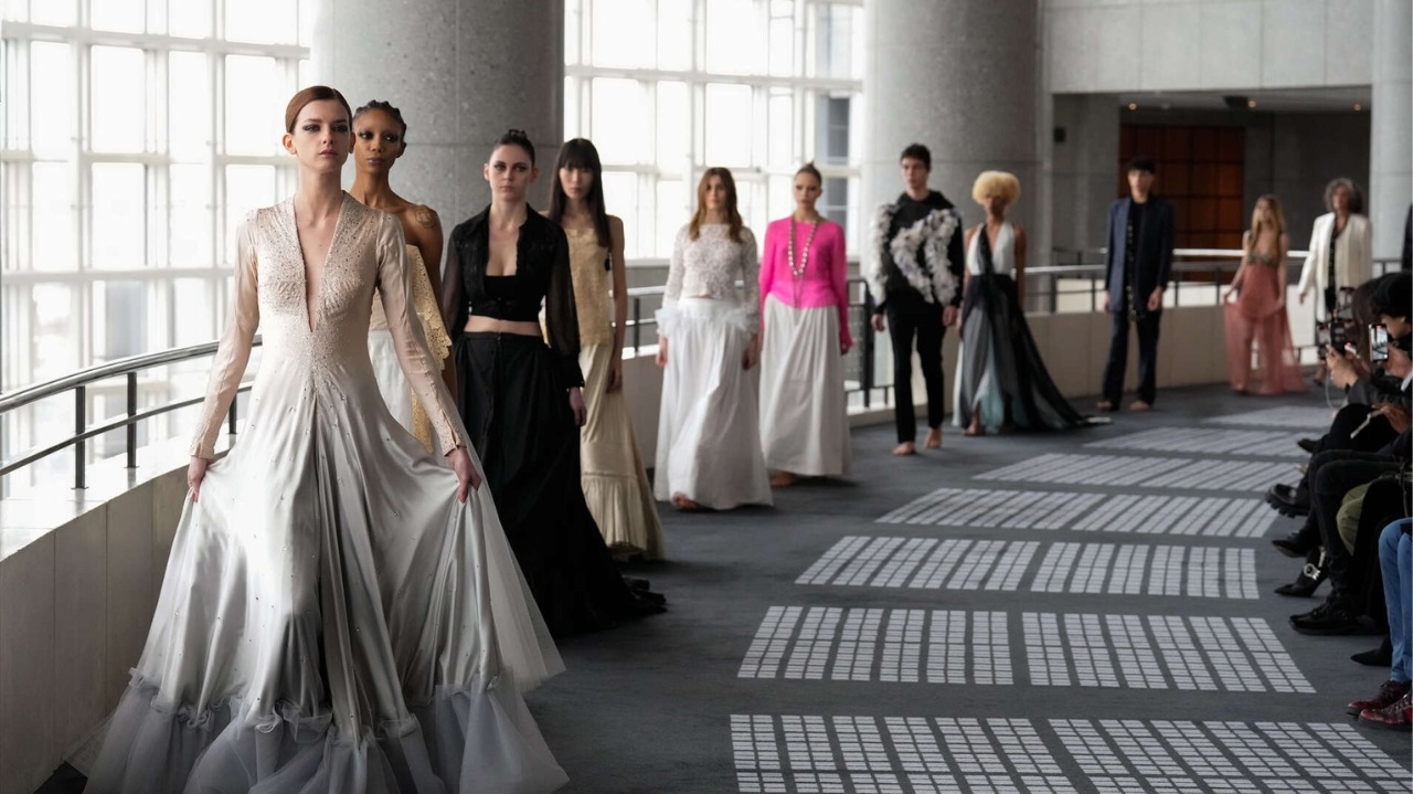 Último dia de desfiles da Alta Costura chama atenção com modelos desfilando descalços