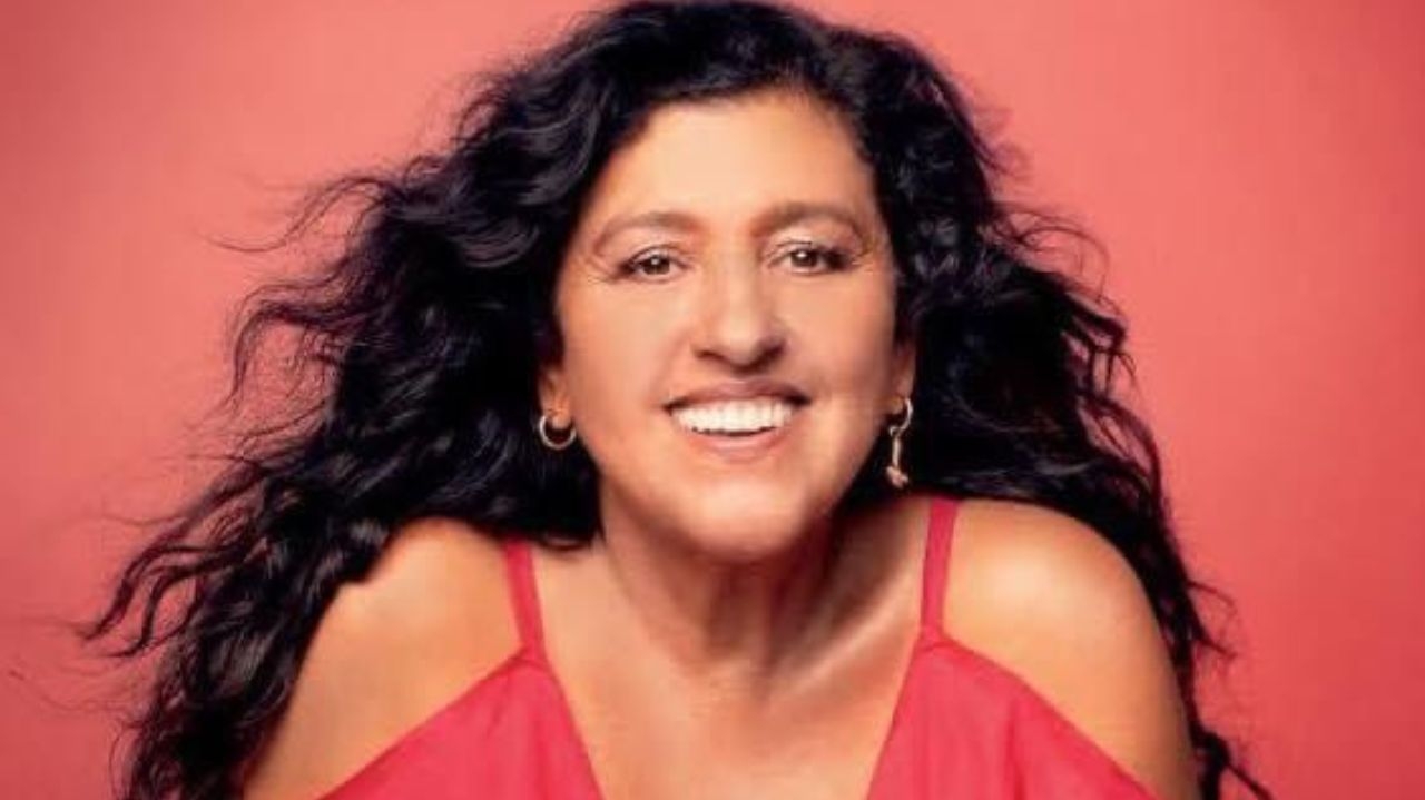 Regina Casé sofre uma lesão química no olho após usar cola de cílios