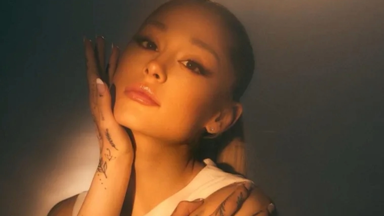 Ariana Grande revela nova capa alternativa de “Eternal Sunshine”