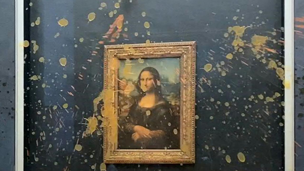 Mona Lisa: ativistas francesas atiram sopa vermelha na obra de Leonardo da Vinci