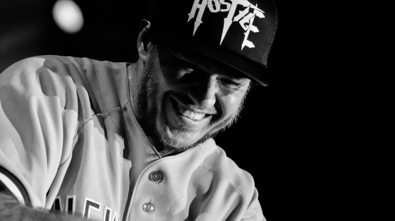 Viúva de Chorão vai à justiça contra filho do cantor