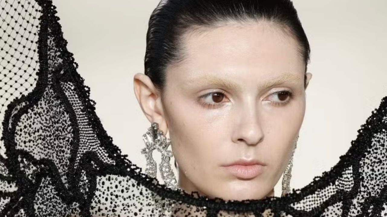 Sobrancelhas e cílios em destaque são tendência para a próxima temporada