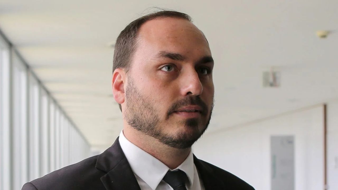 Carlos Bolsonaro depõe à PF nesta terça-feira