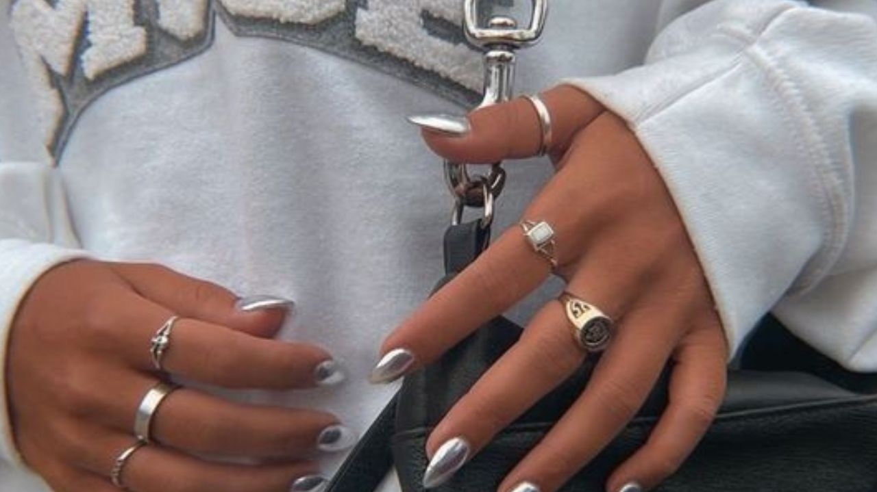 Nova tendência para 2024: unhas metalizadas recuperam seu espaço