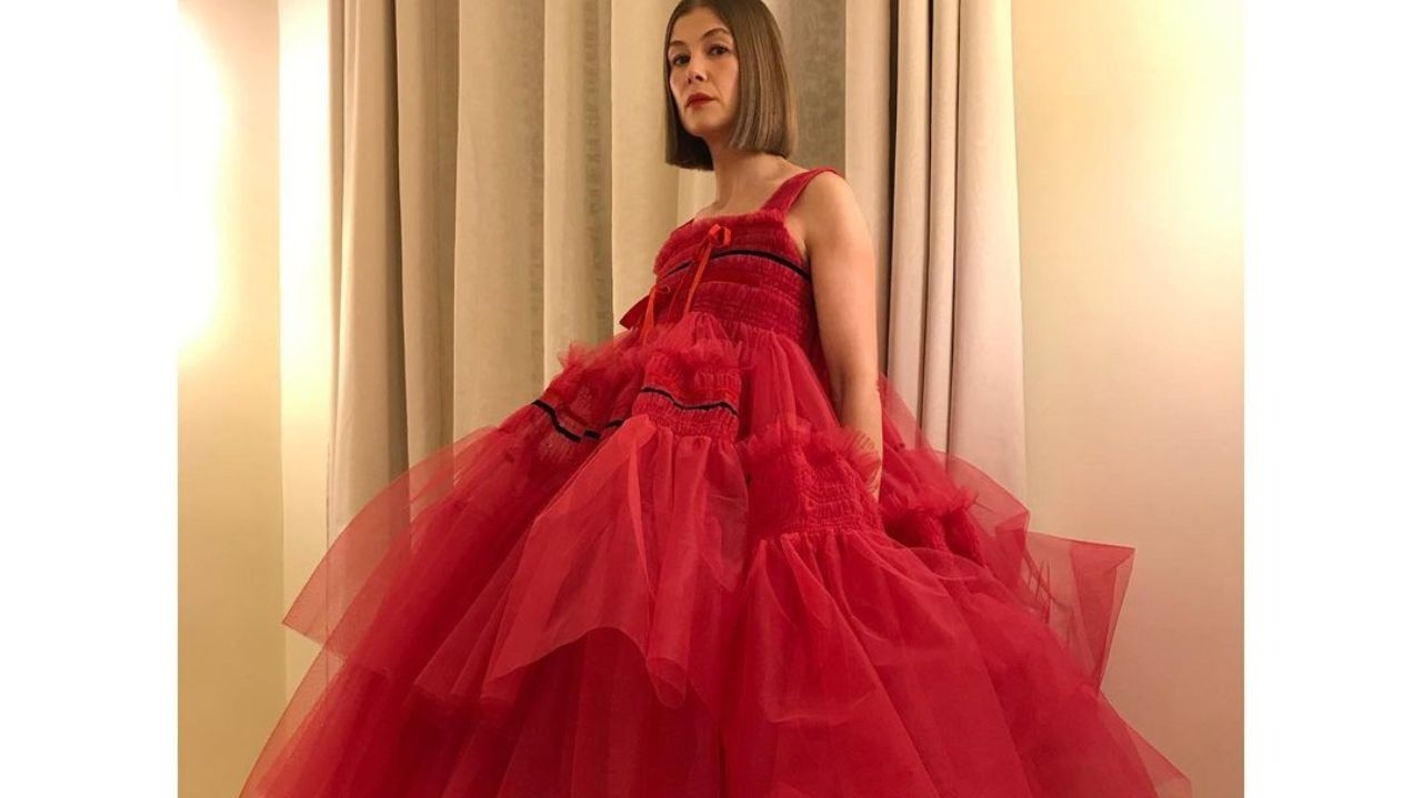 Rosamund Pike marca presença com seu visual fashionista