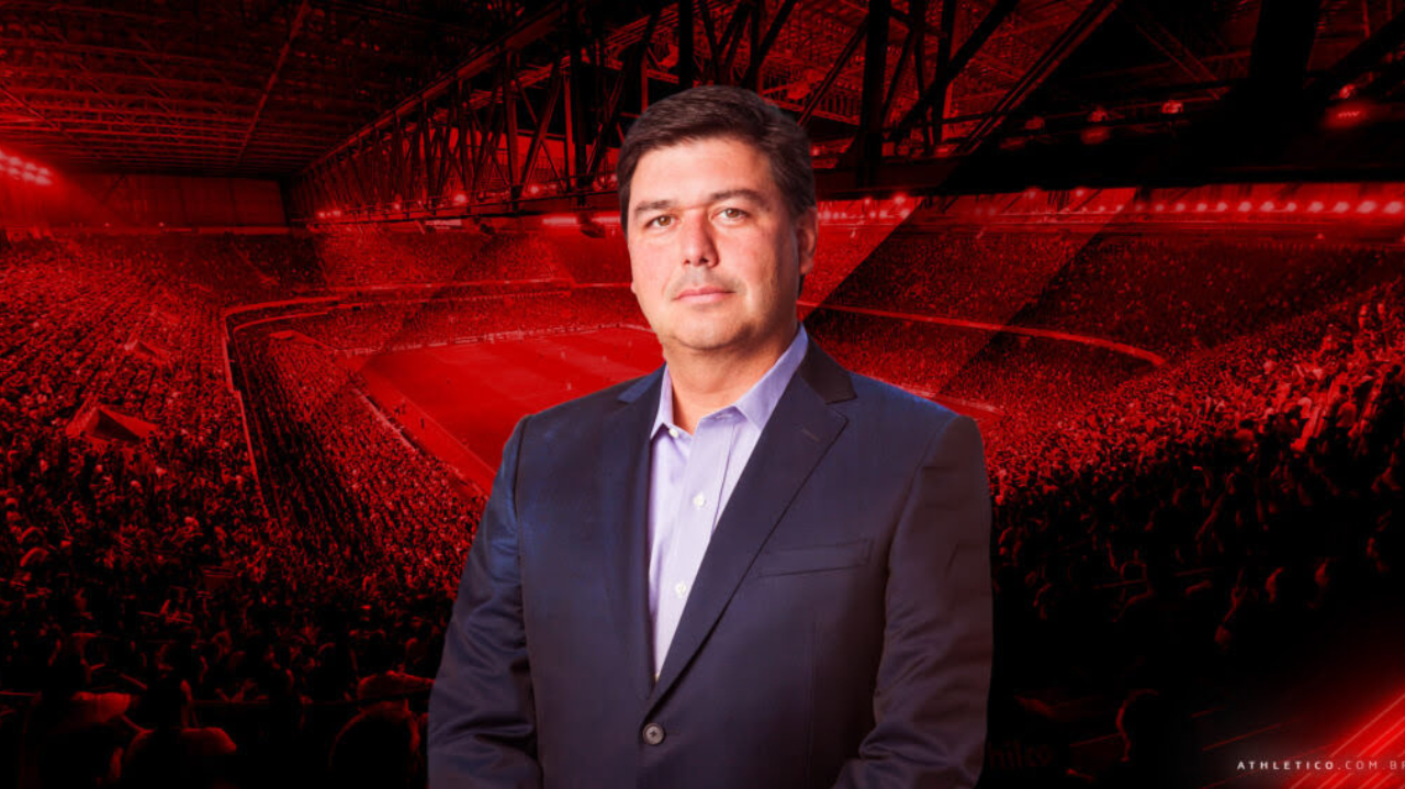 Excesso de estrangeiros no Athletico é minimizado por Leitão, mas ele admite estar em conversas por um novo limite