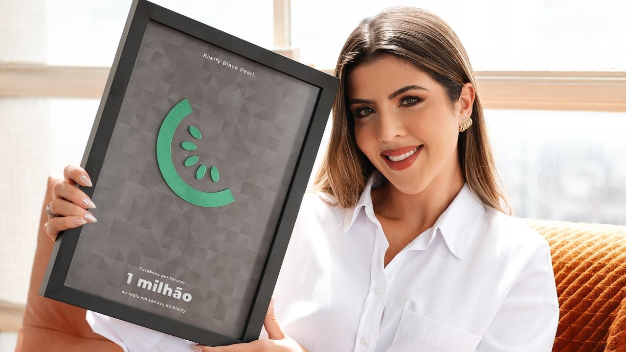 Empreendedora do mercado digital, Carolina Xavier transformou loja de bolsas falida em um método de venda que a permite faturar hoje mais de R$ 250 mil mensais