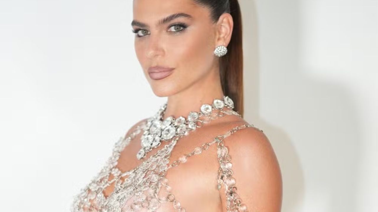 Mariana Goldfarb exala beleza em ensaio da Grande Rio com vestido de pedrarias