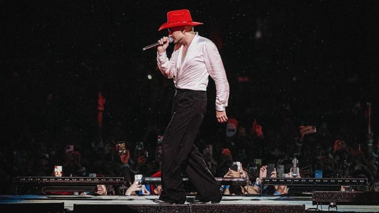 Figurinos da nova turnê de Jão celebram a moda brasileira e a trajetória do artista