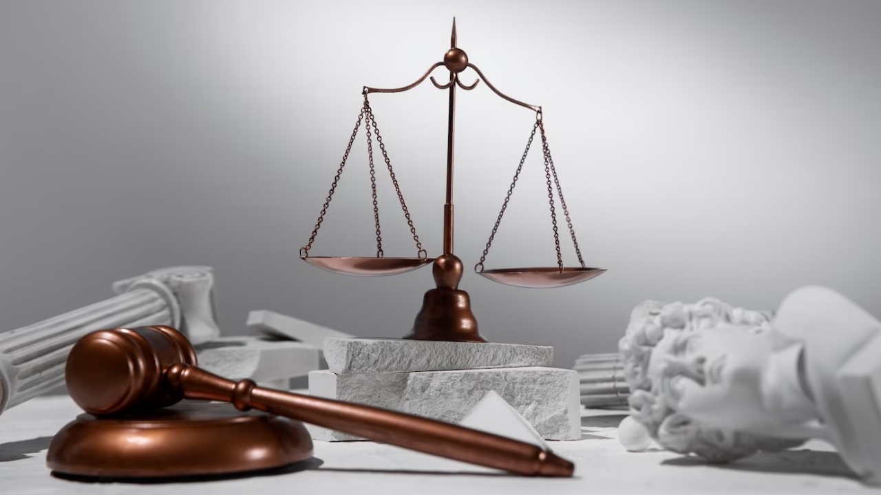 Acusado de homicídio consegue participar online da sua audiência de julgamento mesmo estando foragido da justiça