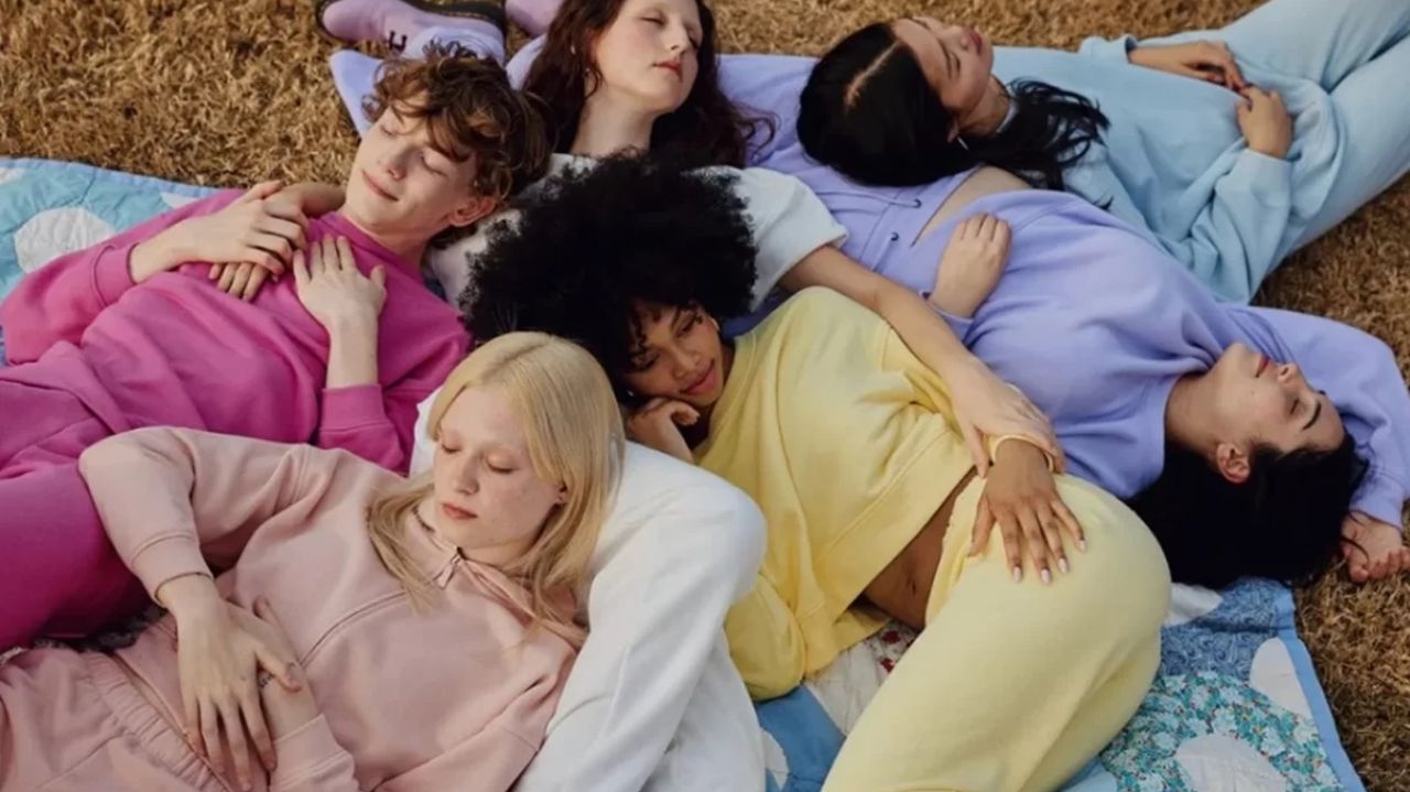 Atriz Millie Bobby Brown anuncia lançamento de marca de moda inclusiva