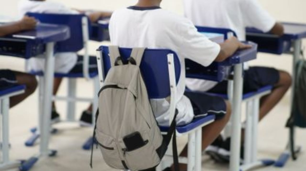 Celulares são proibidos nas escolas do Rio, inclusive durante o recreio