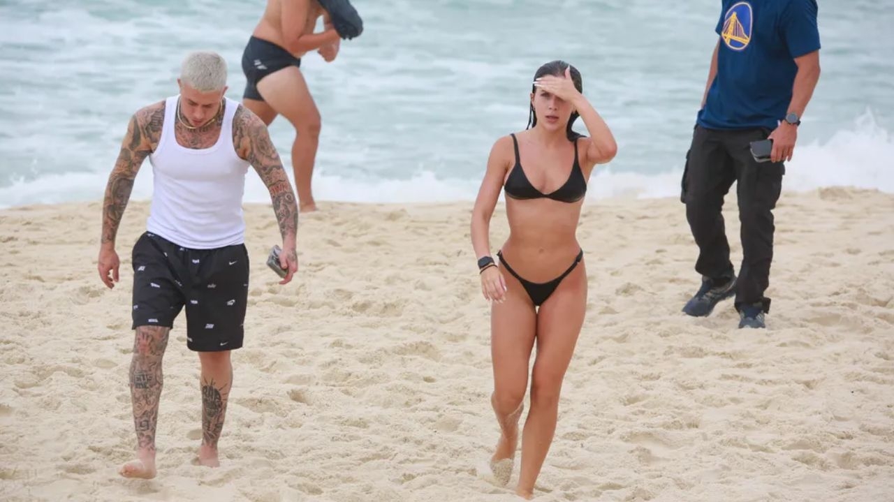 MC Daniel e Jade Picon são flagrados juntos na praia
