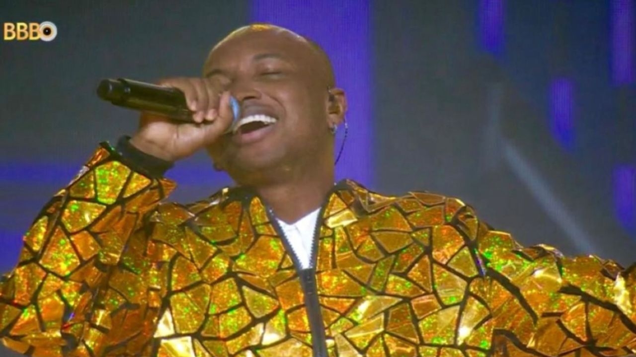 Thiaguinho exala carisma e leva clima de Carnaval para festa do BBB 24