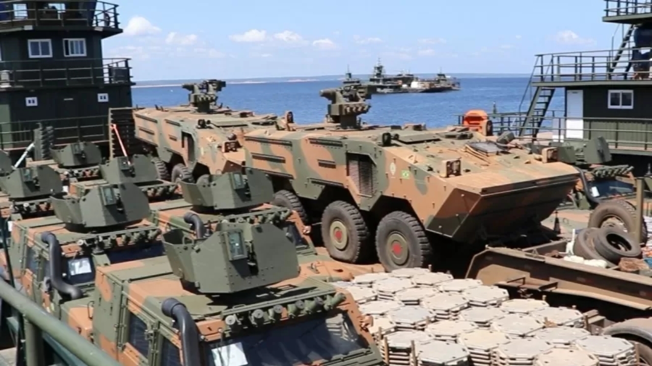 Exército brasileiro reforça fronteira com veículos blindados