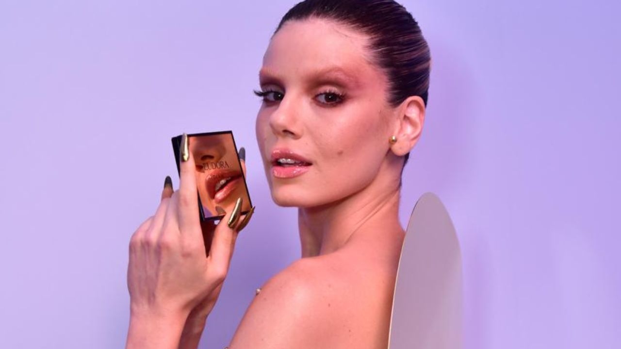 Camila Queiroz marca presença no Baile da Vogue