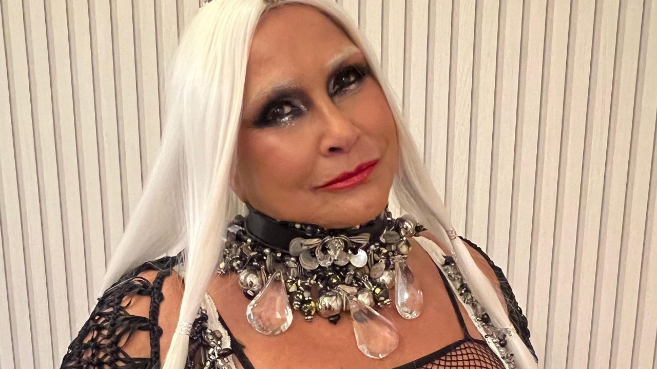 Fafá de Belém ousa com maquiagem futurista e peruca em look do Baile da Vogue