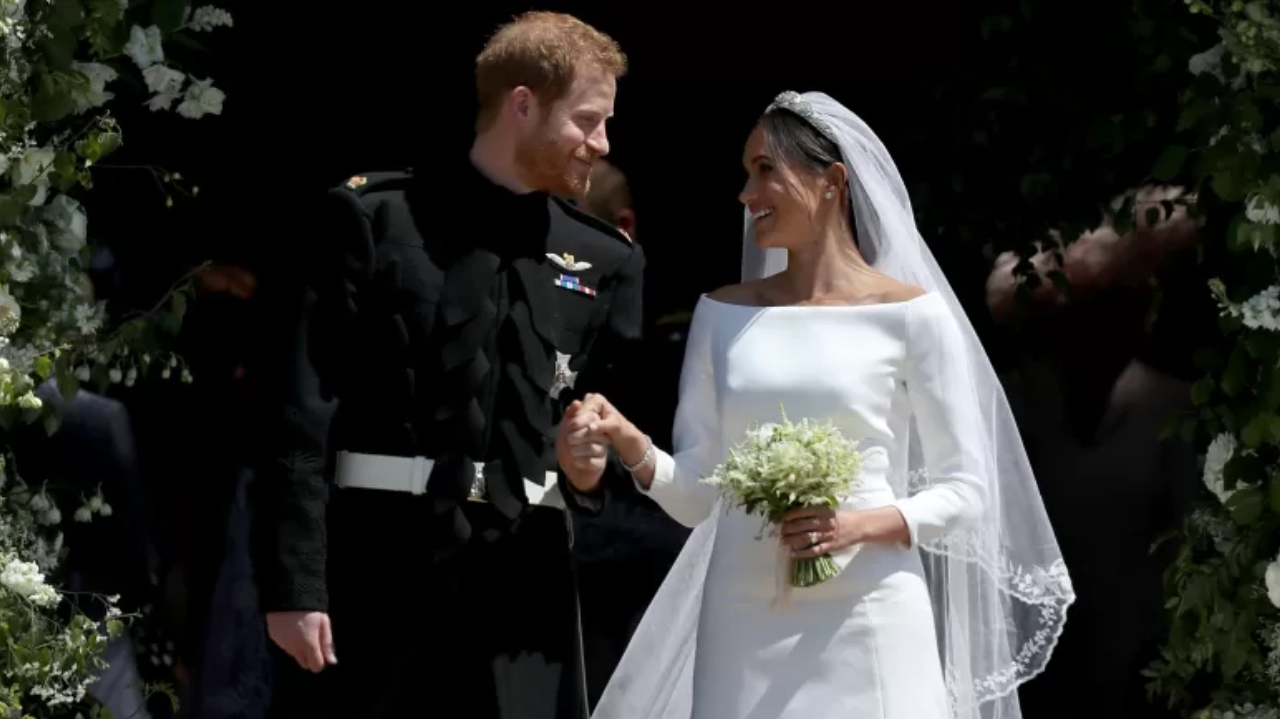 Rainha Elizabeth II teria criticado vestido de casamento de Meghan Markle, diz livro