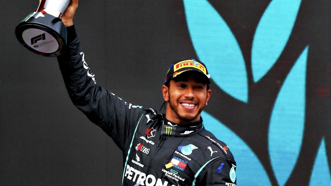 Transição para Ferrari pode fazer Lewis Hamilton ser atleta mais bem pago da Fórmula 1